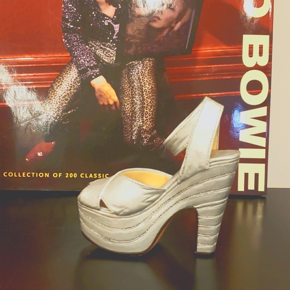 NIB 70s Silver Platform Slingbacks Collectible "Just The Right Shoe" - Picture 2 of 5